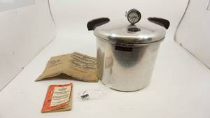 lot 19 image: Presto Cast Aluminum Cooker-Canner
