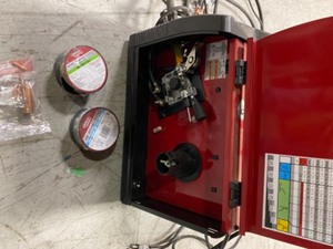 140 Amp Weld Pak 140 HD MIG Wire Feed Welder with Magnum 100L Gun, Sample spools of MIG Wire and Flux Wire, 115V by Lincoln Electric good conditioion see pictures