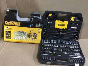 14 in. x 38 in. Drive Polished Chrome Mechanics Tool Set (142-Piece) by DEWALT Customer Returns See Pictures&nbsp