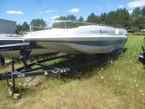 lot 8 image: 1996 VIP Deck Boat