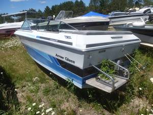lot 9 image: 1987 Arrow Glass 17 Boat