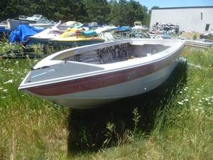 lot 13 image: 1997 Crestliner 17 Boat