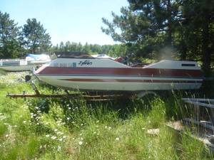 lot 15 image: 1980 Sylvan 17 Boat