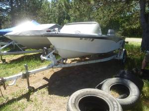 lot 16 image: 1967 Crestliner 15 10 Boat