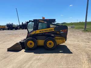lot 3 image: 2007 New Holland Model L180 Skid Loader Skid Steer