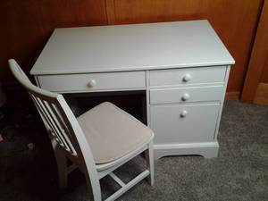 4 Drawer Desk & Chair 44 X 25 X 3...