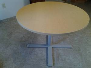 Round Dining Room Table (42 X 29)...