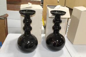 lot 251 image: Lot of (2) Vases