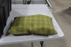 lot 291 image: Lot of (6) Throw Pillows
