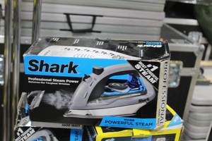 lot 315 image: Shark 1600W Handheld Steamer (in box)