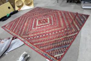 lot 73 image: Area Rug 96Lx76W