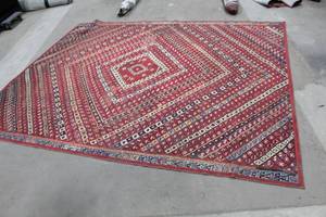 lot 76 image: Area Rug 96Lx76W