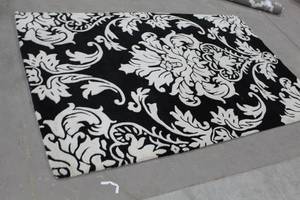 lot 372 image: Area Rug 8Lx5W