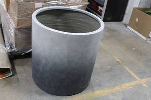 lot 404 image: Ombre Planter
