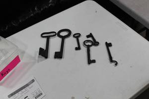 lot 465 image: Lot of (6) Metal Skeleton Keys