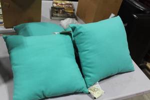lot 484 image: Lot of (4) Outdoor Throw Pillows