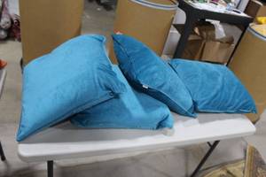 lot 482 image: Lot of (4) Velvet Throw Pillows