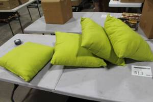 lot 513 image: Lot of (4) Outdoor Throw Pillows