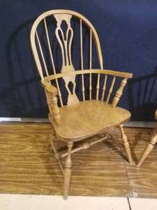 lot 75 image: Lovely Vintage Fiddle Back Windsor Chairs