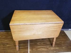 lot 59 image: Charming Mid-Century Drop Leaf Table