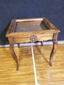 lot 39 image: Wonderful Vintage Display Side Table with Lift Top- Restored