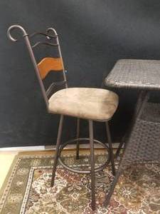 lot 27 image: Fabulous Wicker High-Top with Chairs