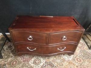lot 87 image: Elegant Mahogany Entertainment Stand