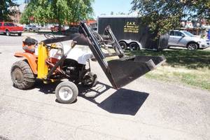 lot 4 image: Lawn tractor