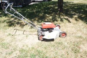 lot 11 image: Push lawn mower