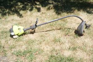 lot 15 image: Lawn trimmer