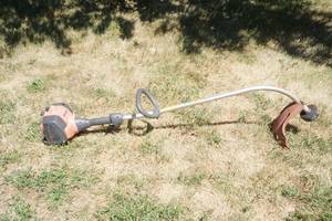 lot 16 image: Lawn trimmer