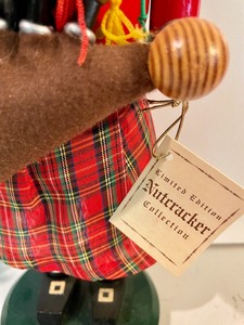 lot 15 image: Limited Edition and Erzgebirgische Folk Art Nutcrackers