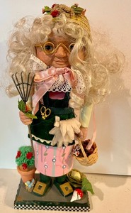 lot 28 image: Very Fun Nutcrackers