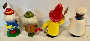 lot 33 image: 4 Delightful Smokers
