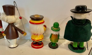 lot 31 image: 4 Colorful Smokers