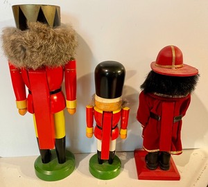 lot 32 image: 3 Nutcrackers