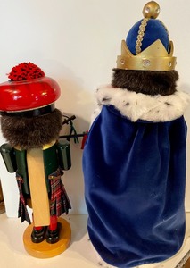 lot 40 image: 2 Steinbach Nutcrackers