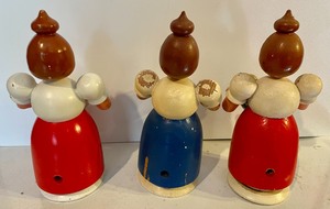 lot 48 image: 3 Smoker Ladies