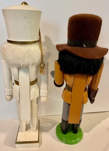 lot 128 image: 2 Erzgebirge Nutcrackers