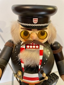lot 212 image: Delightful Erzgebirge Nutcracker