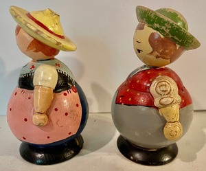lot 242 image: 2 Small Wooden Figurines