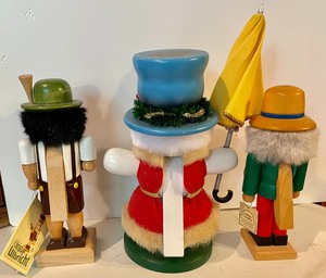 lot 267 image: 3 Holzkunst Nutcrackers