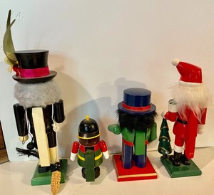 lot 268 image: 4 Nifty Nutcrackers