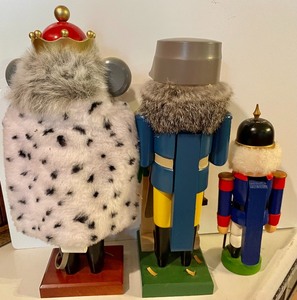 lot 252 image: 3 Erzgebirge Nutcrackers