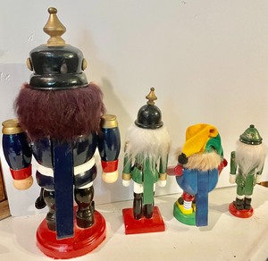 lot 273 image: 4 Nutcrackers