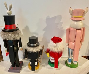 lot 276 image: 4 Erzgebirge Nutcrackers