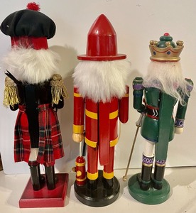 lot 289 image: 3 Nutcrackers
