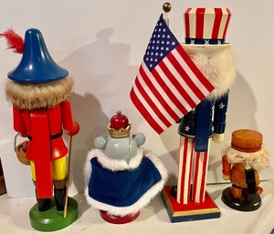 lot 302 image: 4 Nutcrackers