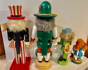 lot 306 image: 4 Nutcrackers