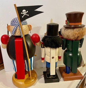 lot 304 image: 3 Erzgebirge Nutcrackers